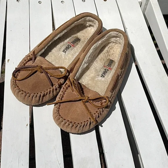 Minnetonka Moccasins Women's Britt Trapper Slipper Minnetonka